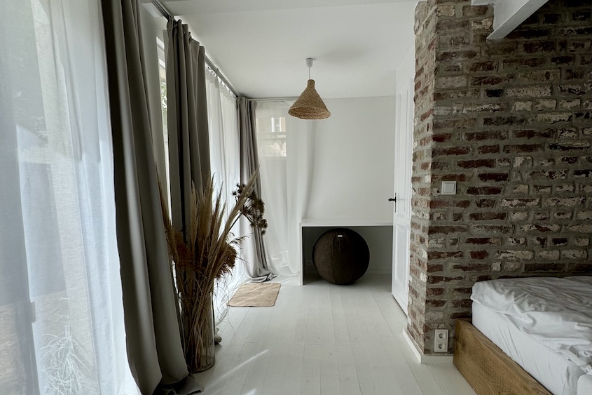 Ansicht des Schreibtischs im unteren Schlafzimmer, links die Glasfront zum Innenhof