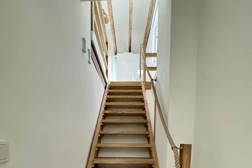 Holztreppe ins zweite, obere Schlafzimmer